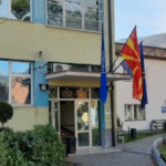 Matt Jones kërcen përmes dy rimorkiove tërhequr nga kamionë Scania pa drejtues