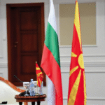 Nathalie Emmanuel tërheq vëmendjen në tapetin e kuq të Choose Love në Londër