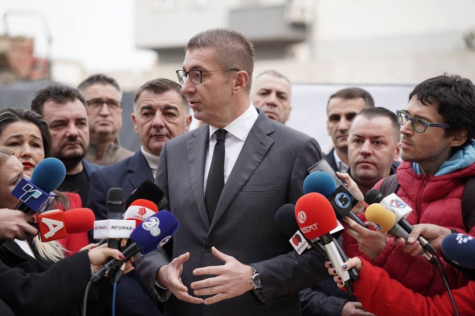 Kryeministri Mickoski siguron mbështetje për familjet e viktimave të zjarrit në diskotekën ‘Pulse’