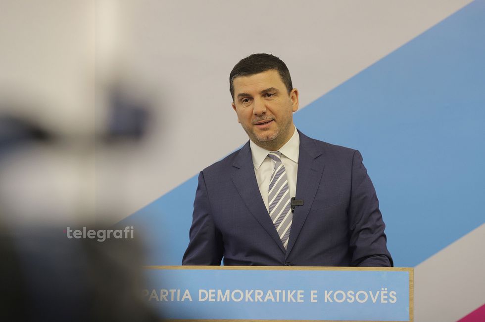 Krasniqi: Clark vazhdon mbështetjen e tij për Kosovën dhe çlirimtarët në Hagë