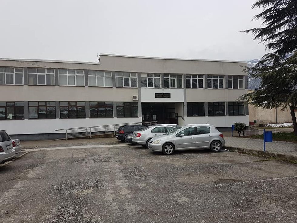 Alarm i Rremë për Bombë Evakuon Gjimnazet në Tetovë: Policia Konfirmon Raste të Shpeshta