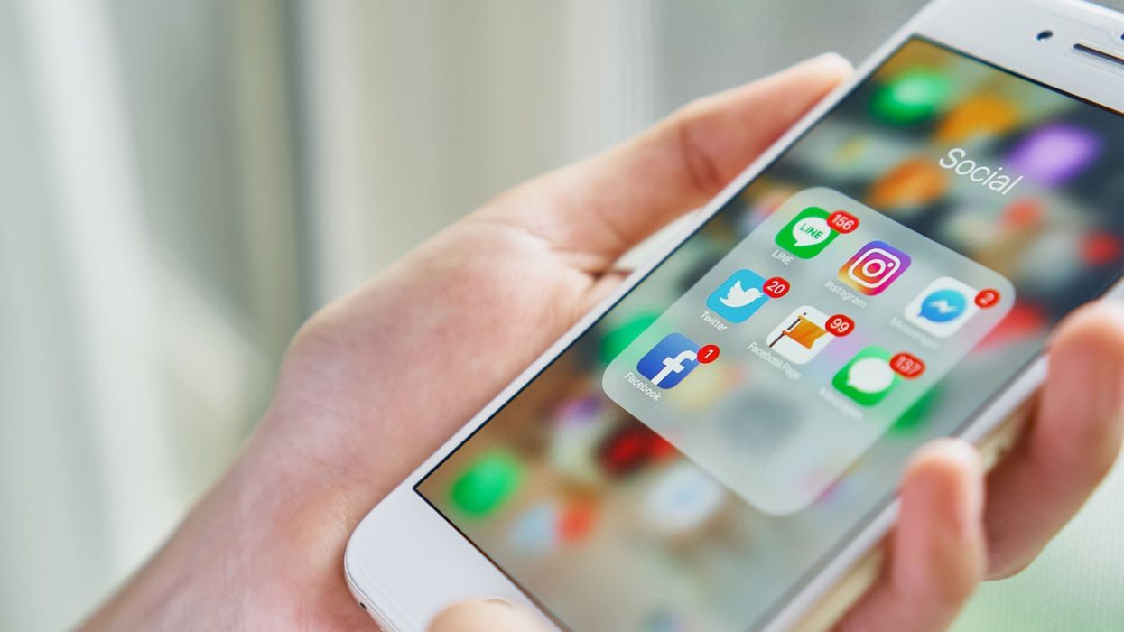 Gjakovë: Shoqërohet person pasi publikoi foto me dy armë në rrjetet sociale