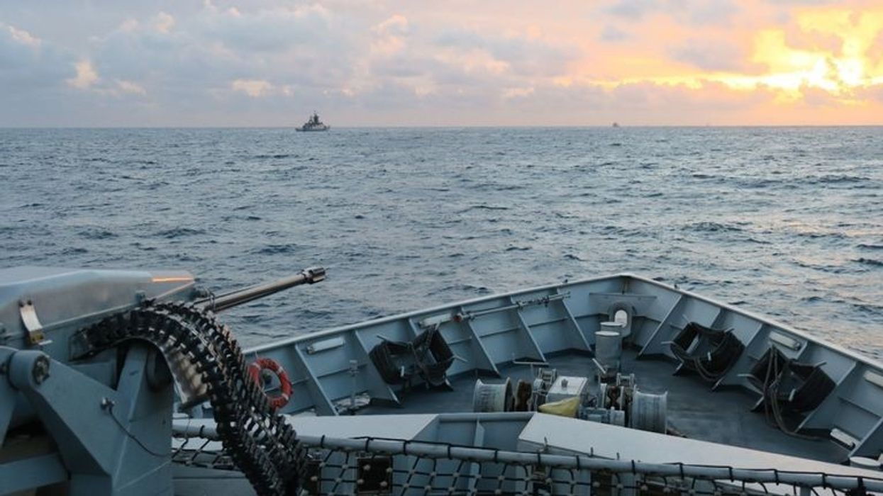 HMS Severn intercepton dy anije ruse pranë brigjeve të Mbretërisë së Bashkuar