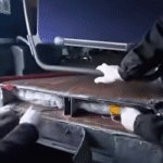 Dua Lipa përshendet fansat jashtë hotelit në Rio para koncertit të ‘Radical Optimism’