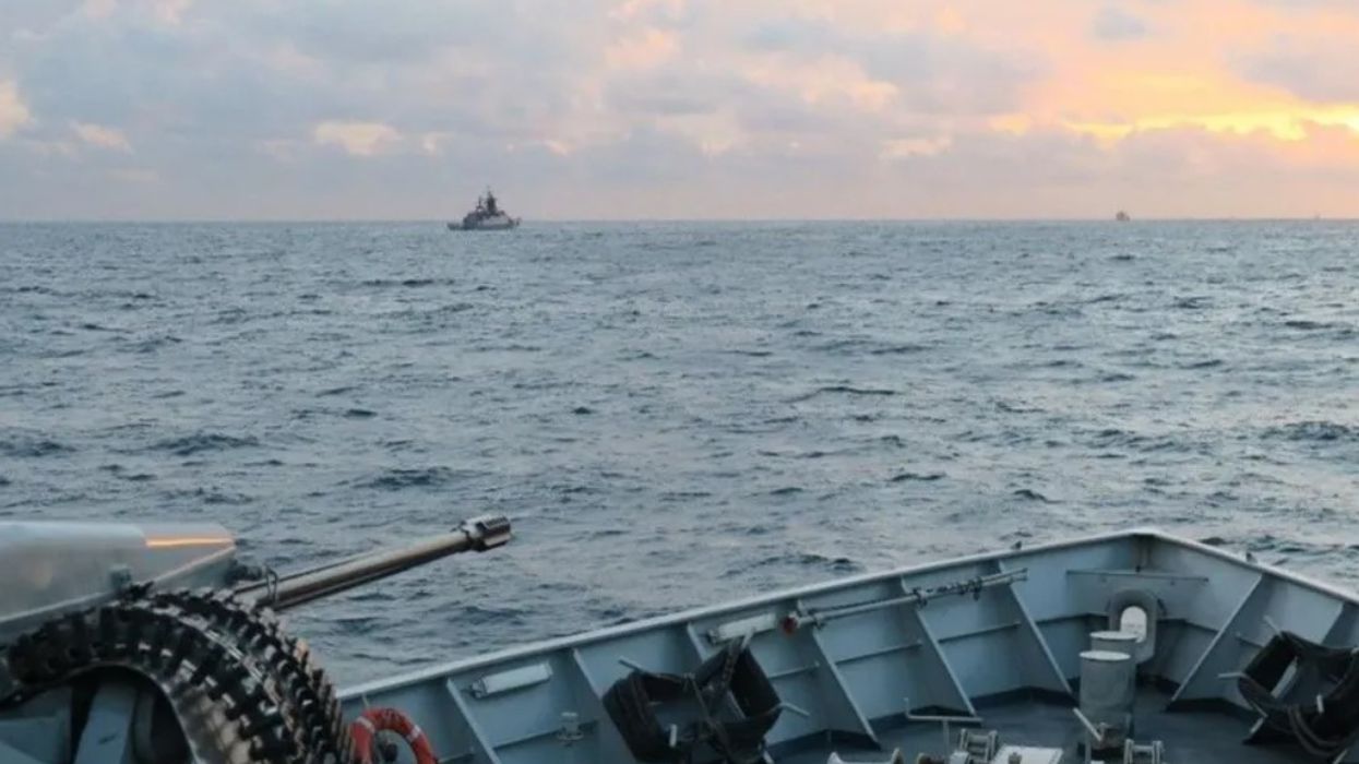 MoD: Marina Mbretërore ‘kap’ dy anije ruse në Kanalin Anglez