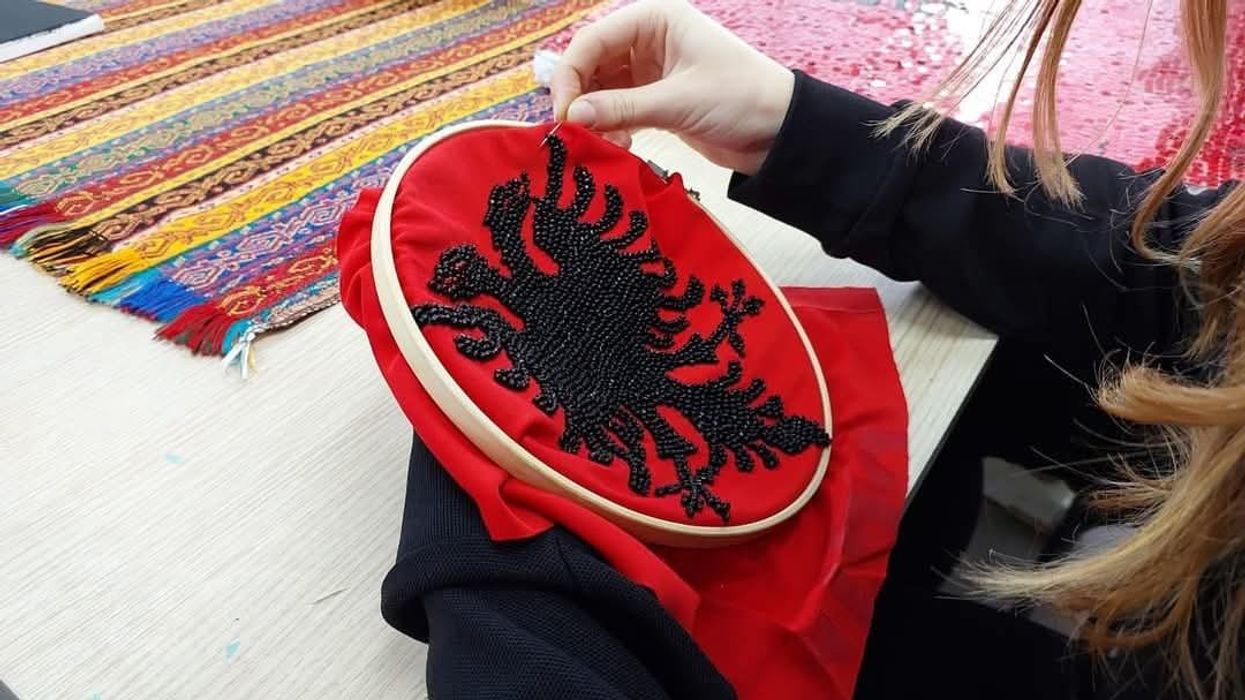 Nxënësit përgatiten për festat e Nëntorit, Rama publikon punimet e programit ‘Art dhe Zeje’