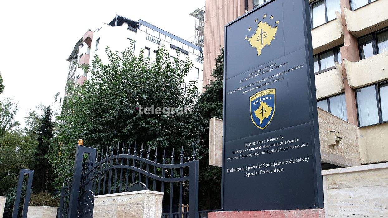 Ngrihet aktakuzë ndaj tre personave për mashtrim, detyrim dhe armëmbajtje pa leje