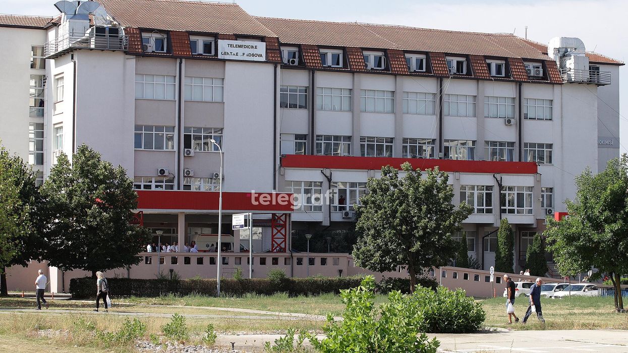 Gruaja e sulmuar me sëpatë në Gadime, në gjendje stabile; i dyshuari në arrati