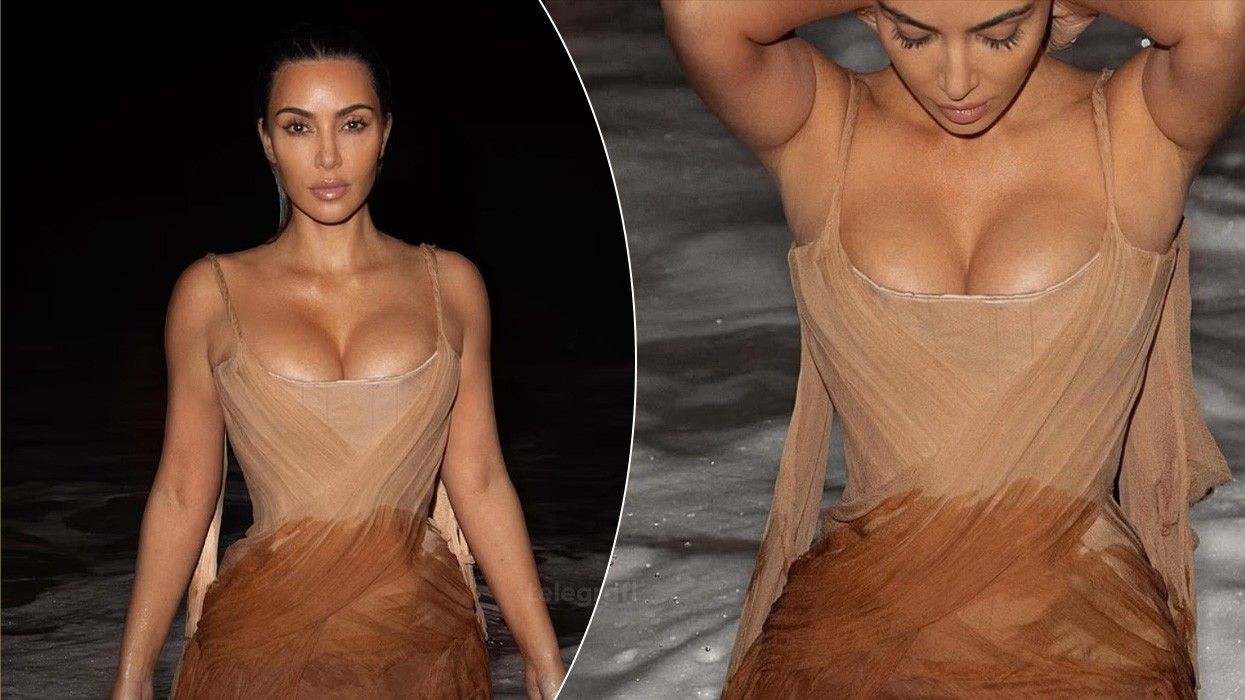 Kim Kardashian pozon në ujë me fustan vintage Alexander McQueen