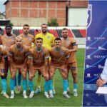 Kim Kardashian pozon në ujë me fustan vintage Alexander McQueen