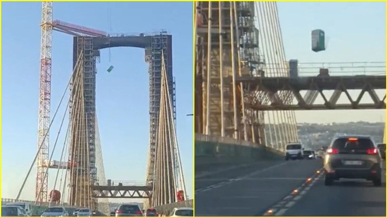 Kabinë tualeti portative bie nga Ura Centenario në Sevilje, nuk raportohen të lënduar