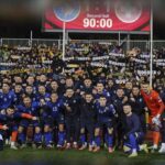 Macja Mila bëhet virale për dashurinë ndaj ‘TV-së për mace’