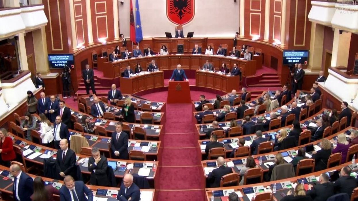 Opozita i kthen shpinën Ramës në Kuvend, kryeministri reagon me ironi