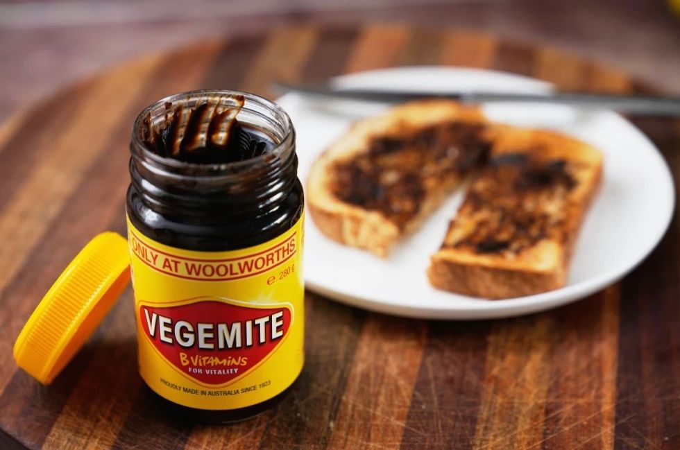 I dënuar përjetë në Australi padit për ndalimin e Vegemite në burg