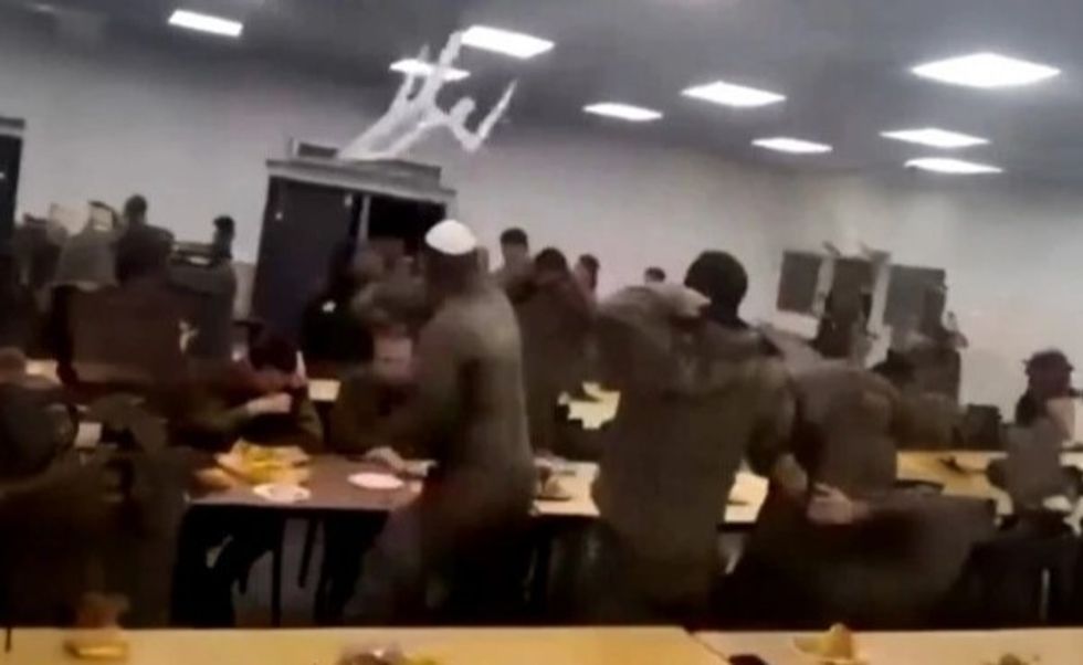 Përleshje mes ushtarëve izraelitë në një bazë ushtarake