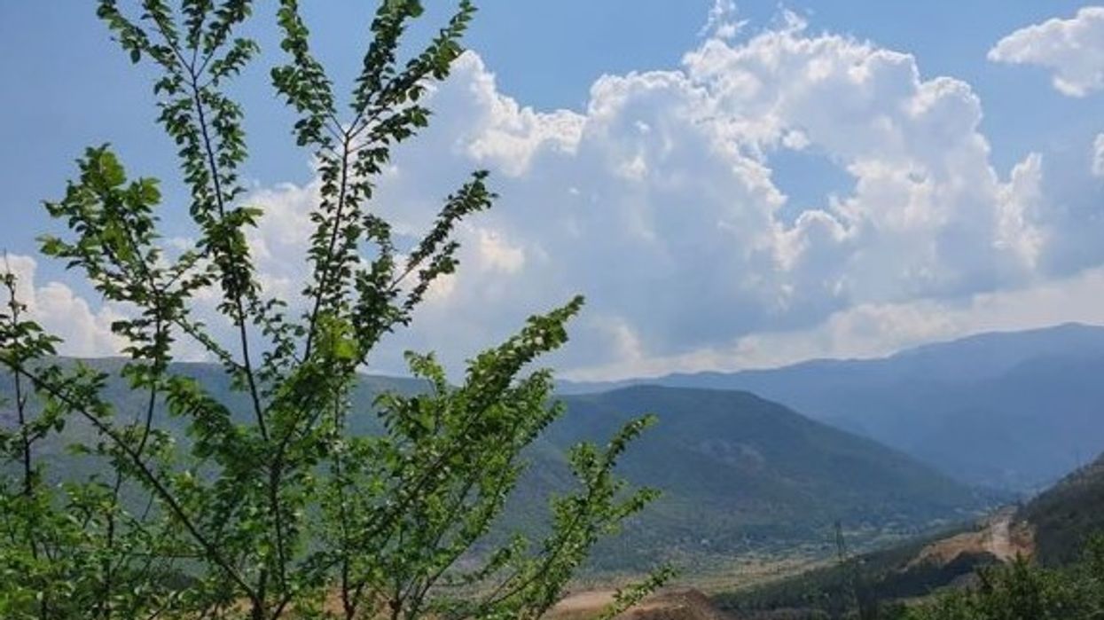 Moti i paqëndrueshëm përfshin Shqipërinë me reshje dhe erëra të forta