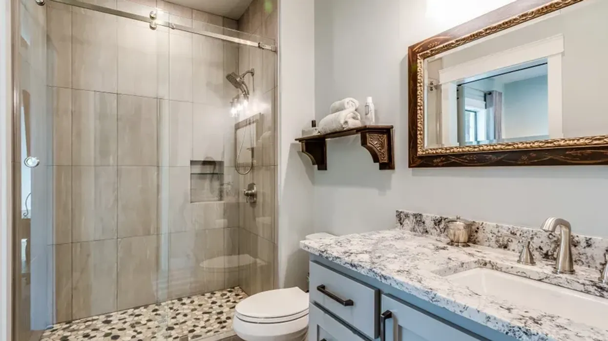 Dyert prej xhami për dush marrin primatin në dizajnin e banjës