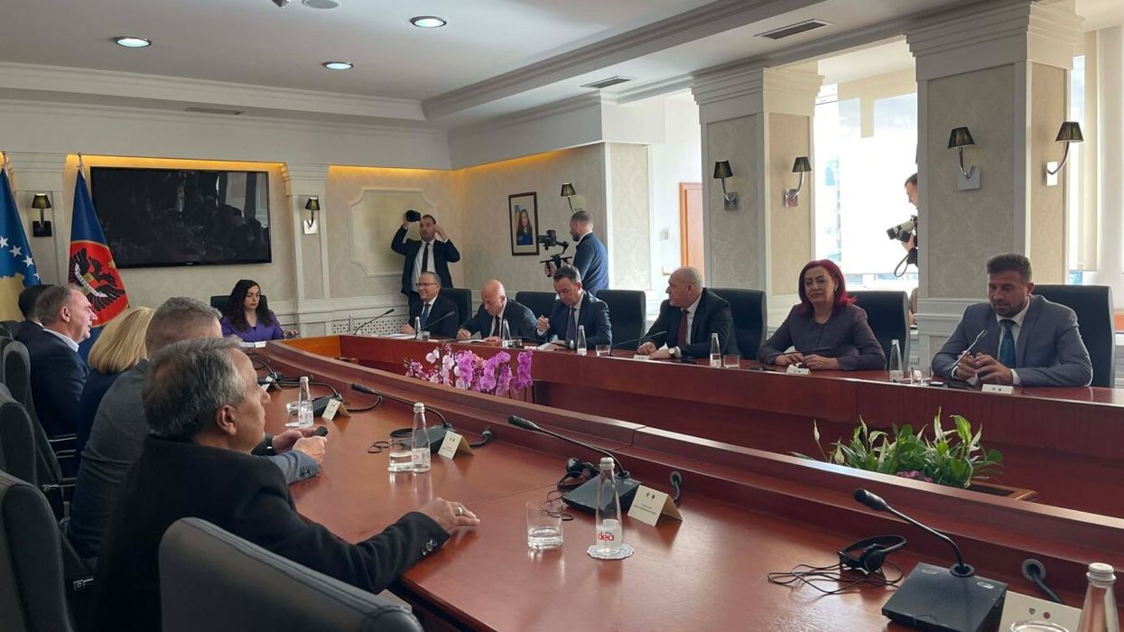 Vjosa Osmani shpërndan Kuvendin; zgjedhjet e jashtëzakonshme brenda 40 ditësh