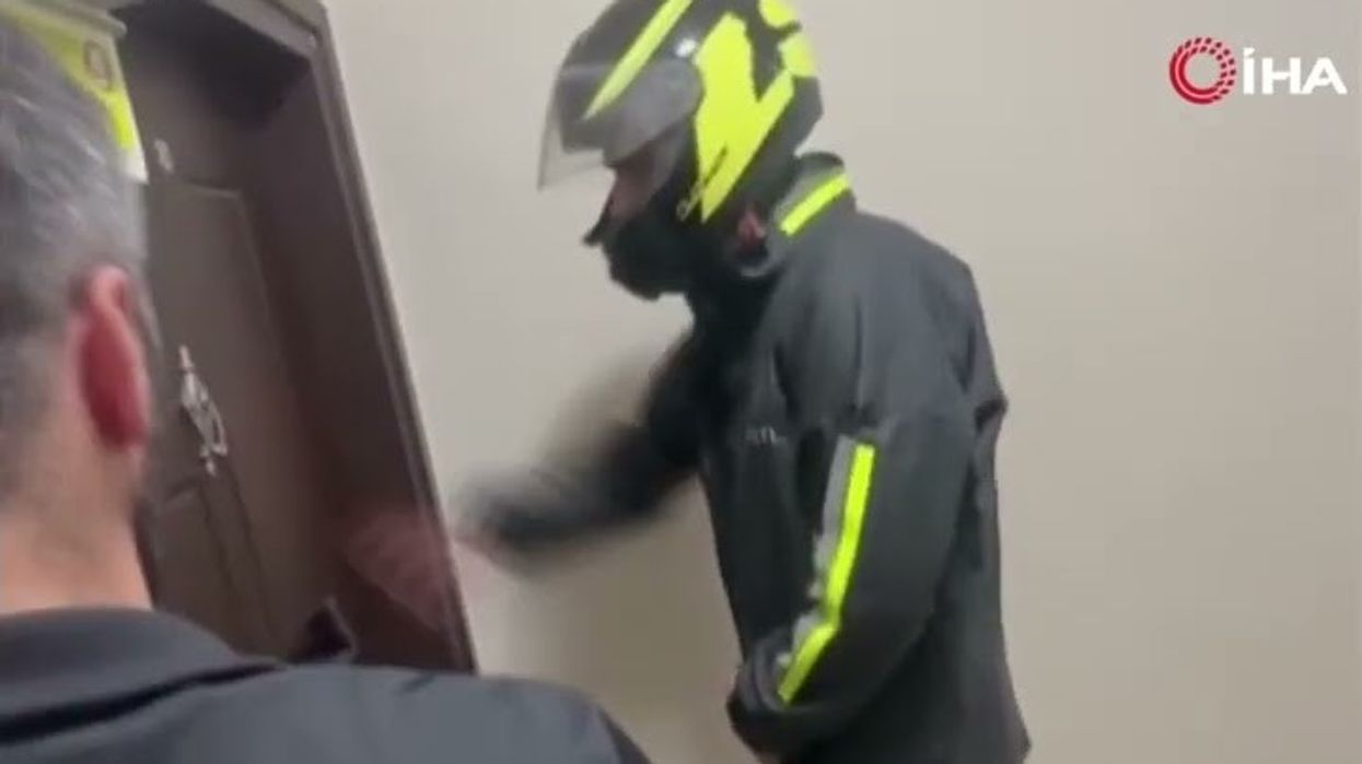 Policia në Hatay kap të kërkuarin për mashtrim duke u kamufluar si dërgues ushqimi