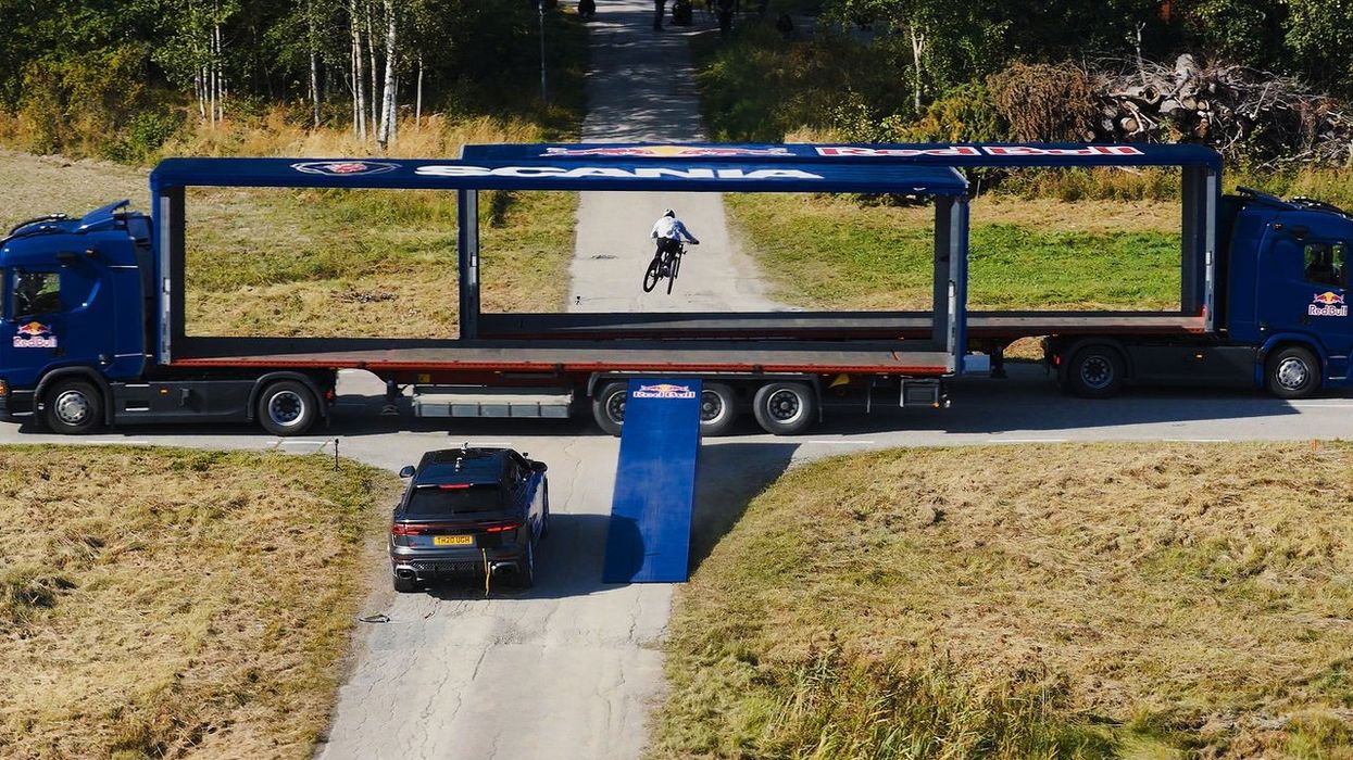 Matt Jones kërcen përmes dy rimorkiove tërhequr nga kamionë Scania pa drejtues