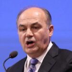 Enver Hoxhaj kritikon procesin zgjedhor në PDK dhe tërhiqet nga gara për kryetar