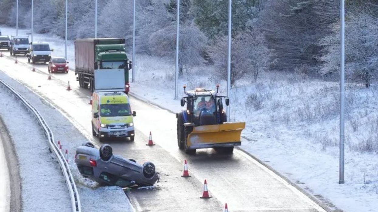 Borë e dendë në Mbretërinë e Bashkuar: Qindra shkolla mbyllen, udhëtime të ndërprera