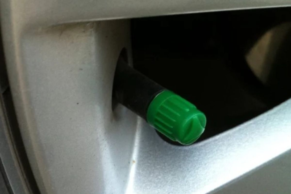 Kapakët jeshilë te valvulat: tregues i gomave të mbushura me azot