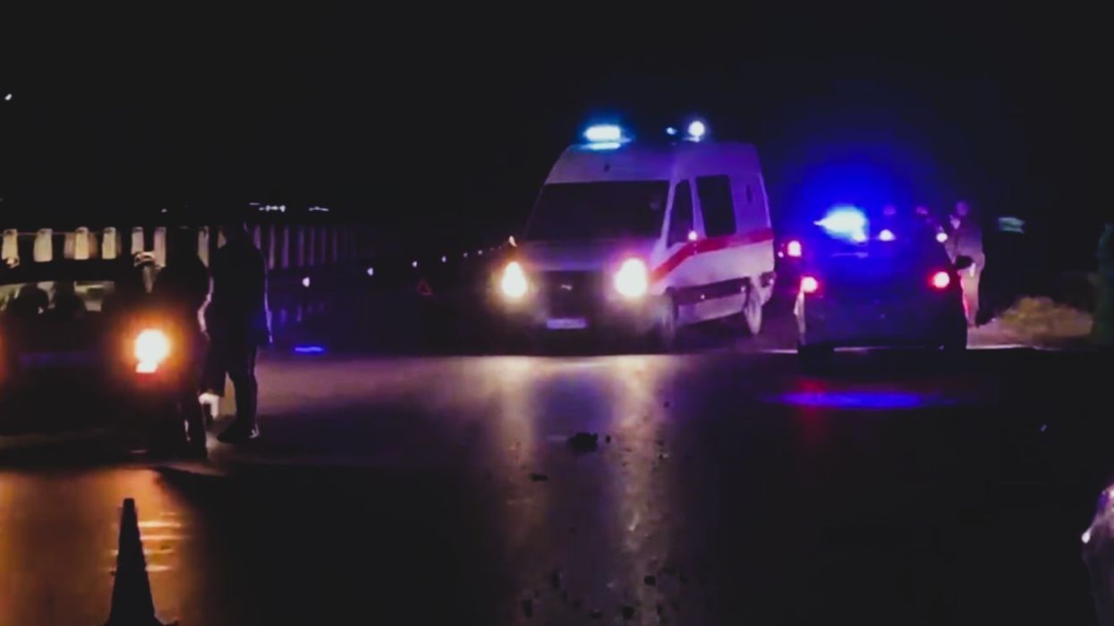 Tre të lënduar në aksident mes dy veturave në Pejë