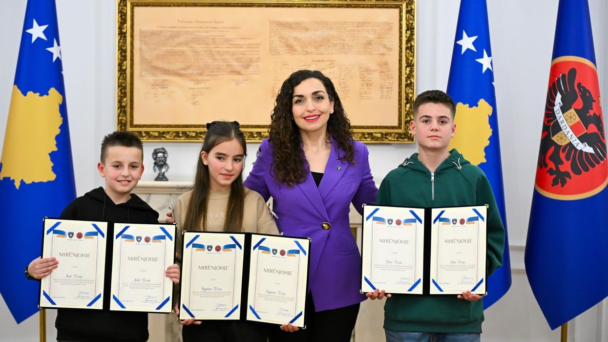 Osmani nderon tre fëmijët që dorëzuan portofolin e gjetur