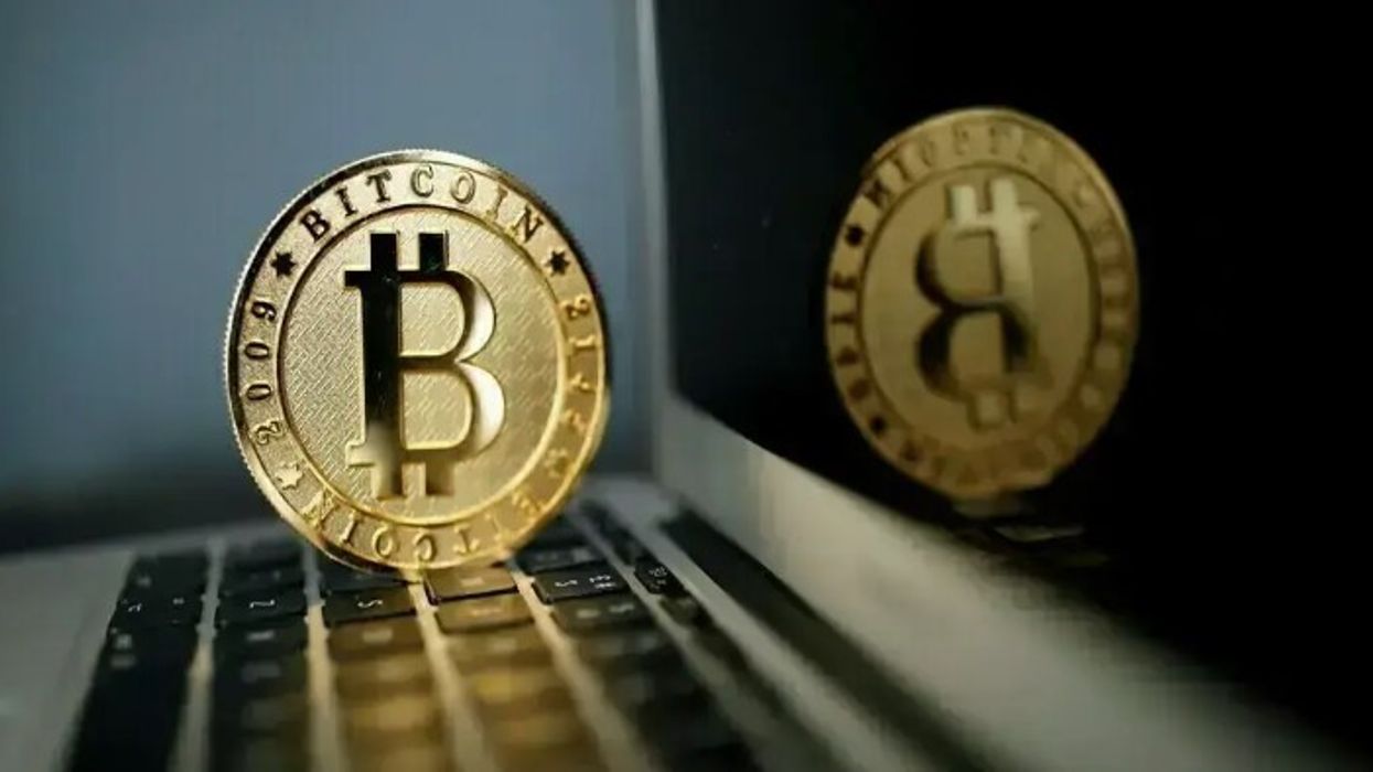 Bitcoin bie nën 90,000 dollarë për herë të parë në shtatë muaj