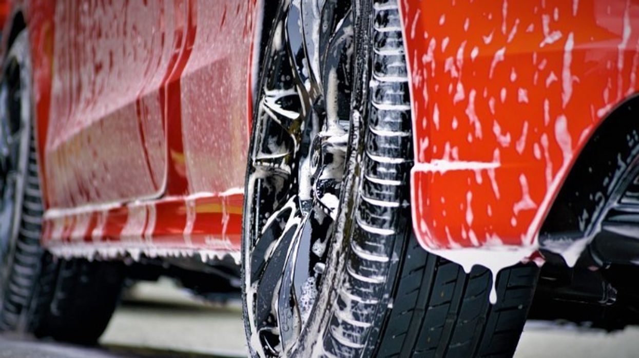 Si duhet të lahet vetura gjatë dimrit — këshillat e ADAC