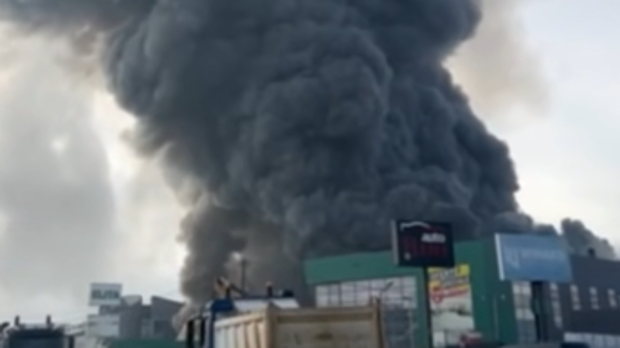 Zjarri përfshin depo materiale në magjistralen Ferizaj–Kaçanik, nuk raportohet për të lënduar