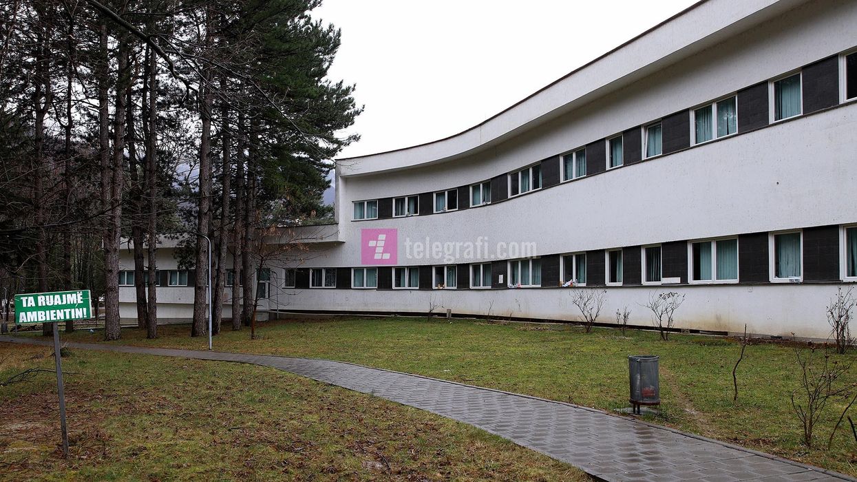 13 persona të pranuar në Spitalin e Përgjithshëm të Pejës pas tymit nga zjarri në një banesë