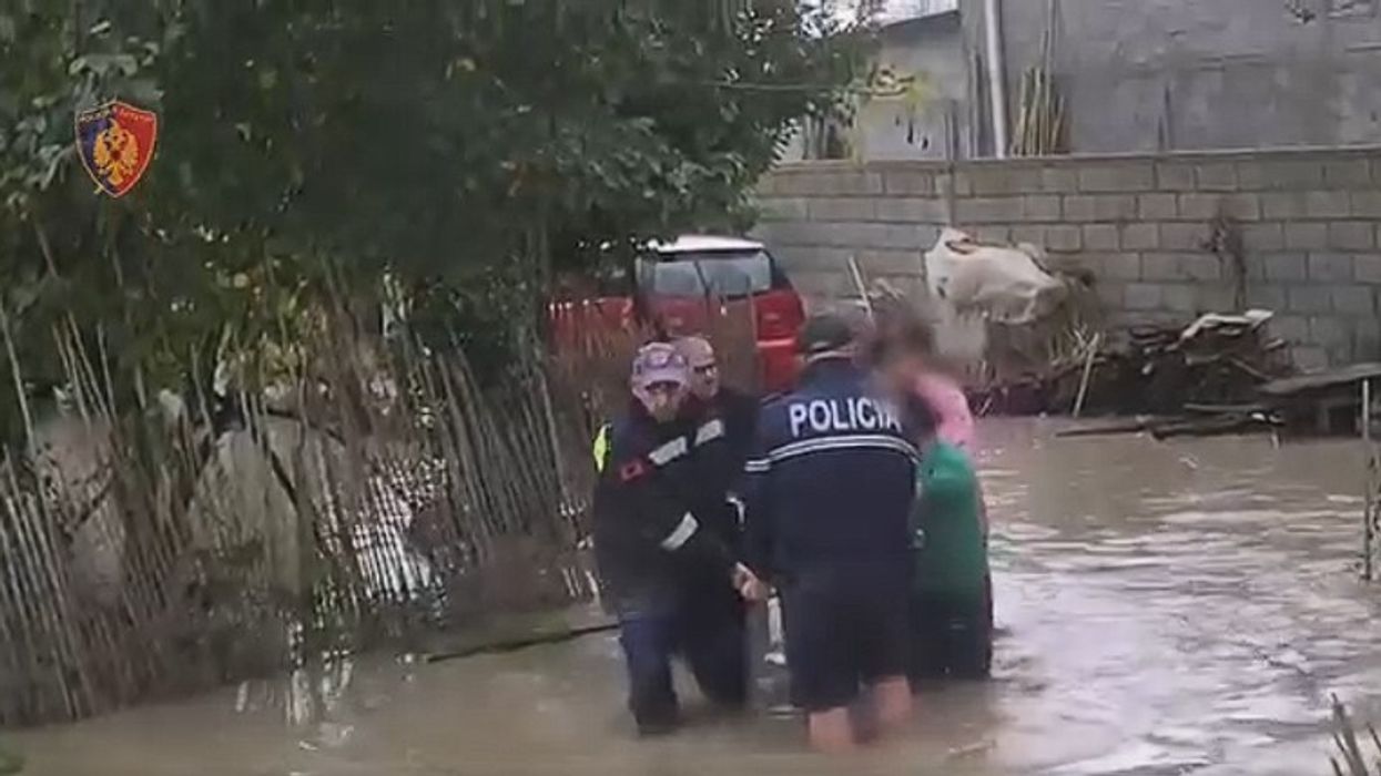 Policia në gatishmëri pas përkeqësimit të motit; evakuime në Berat dhe kërkime në Devoll