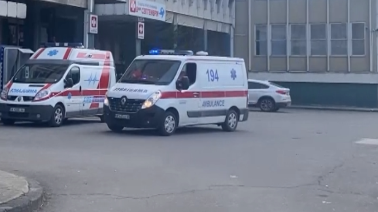 Autoambulanca frenon papritur në Shkup; pacienti 89-vjeçar vdes, mjekja plagoset rëndë