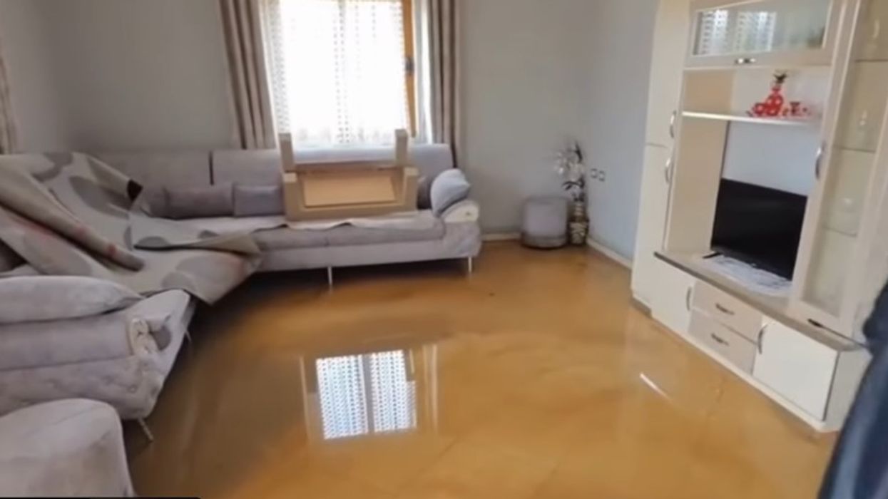 Reshje të dendura shiu përmbytin një banesë në Mat, evakuohet familja me tetë anëtarë