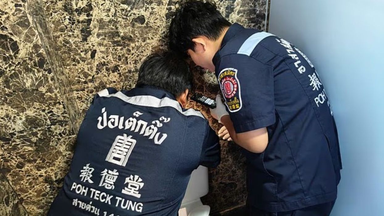 Foshnjë e sapolindur gjendet e gjallë në një tualet publik në Bangkok