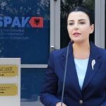 Dua Lipa në Rio: pranë pishinës, drekë me familjen dhe detaje për marrëdhënien me Callum Turner