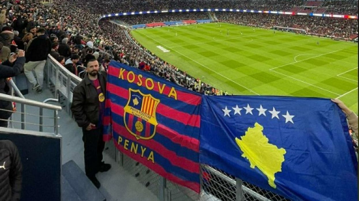 Penya Kosova rikthehet në Camp Nou dhe mbështet Barçën me flamujt e Kosovës e Shqipërisë