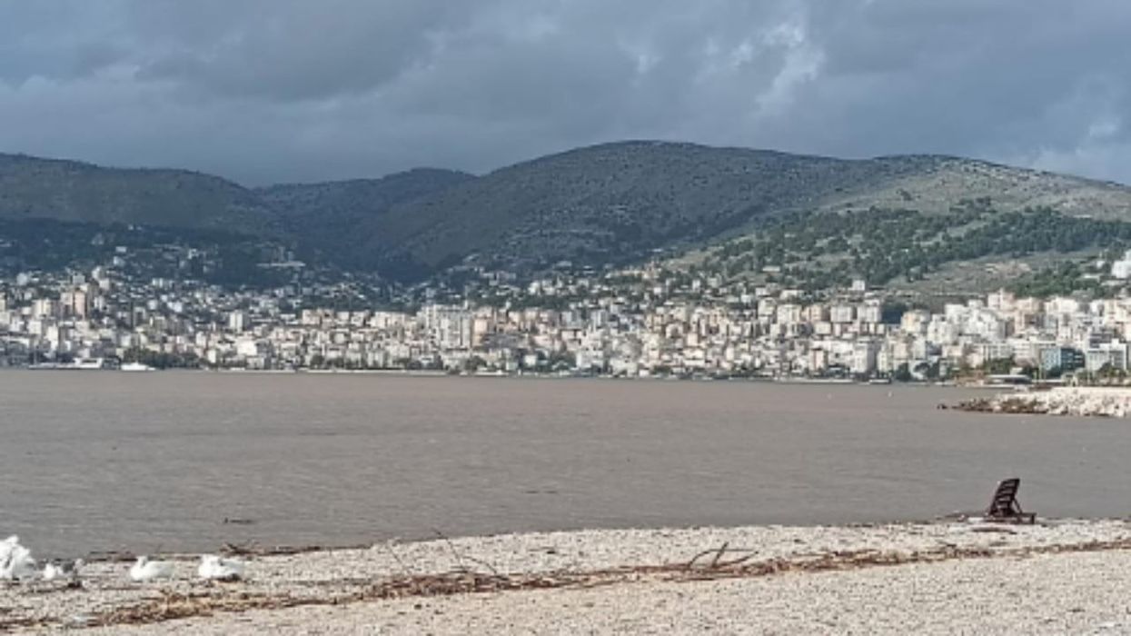 Deti Jon i turbullt në bregdetin e Sarandës pas stuhive