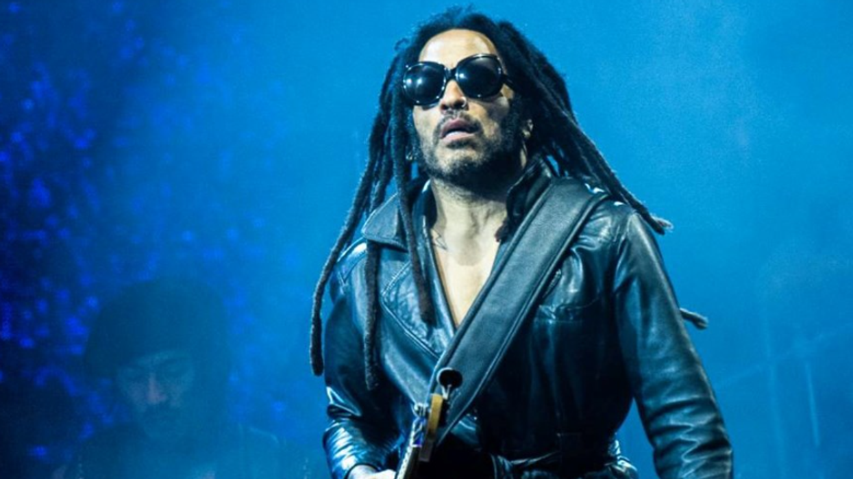 Lenny Kravitz i tërhoqën flokët gjatë koncertit në Brisbane; vazhdoi performancën